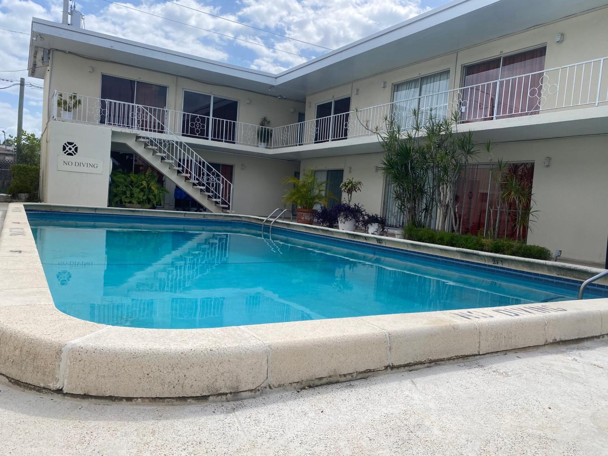 Queens Lodge Motel ウェストパームビーチ エクステリア 写真