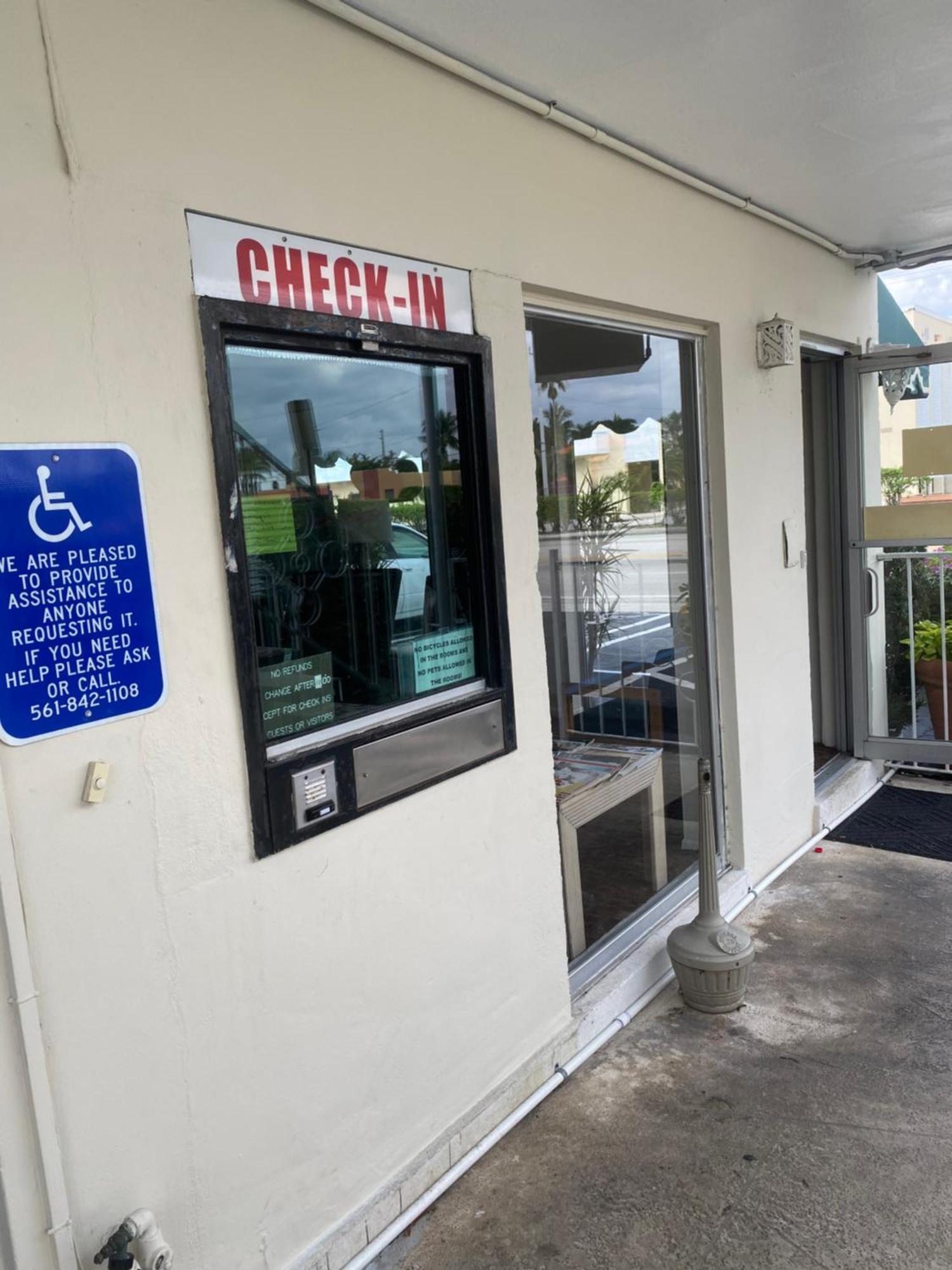 Queens Lodge Motel ウェストパームビーチ エクステリア 写真